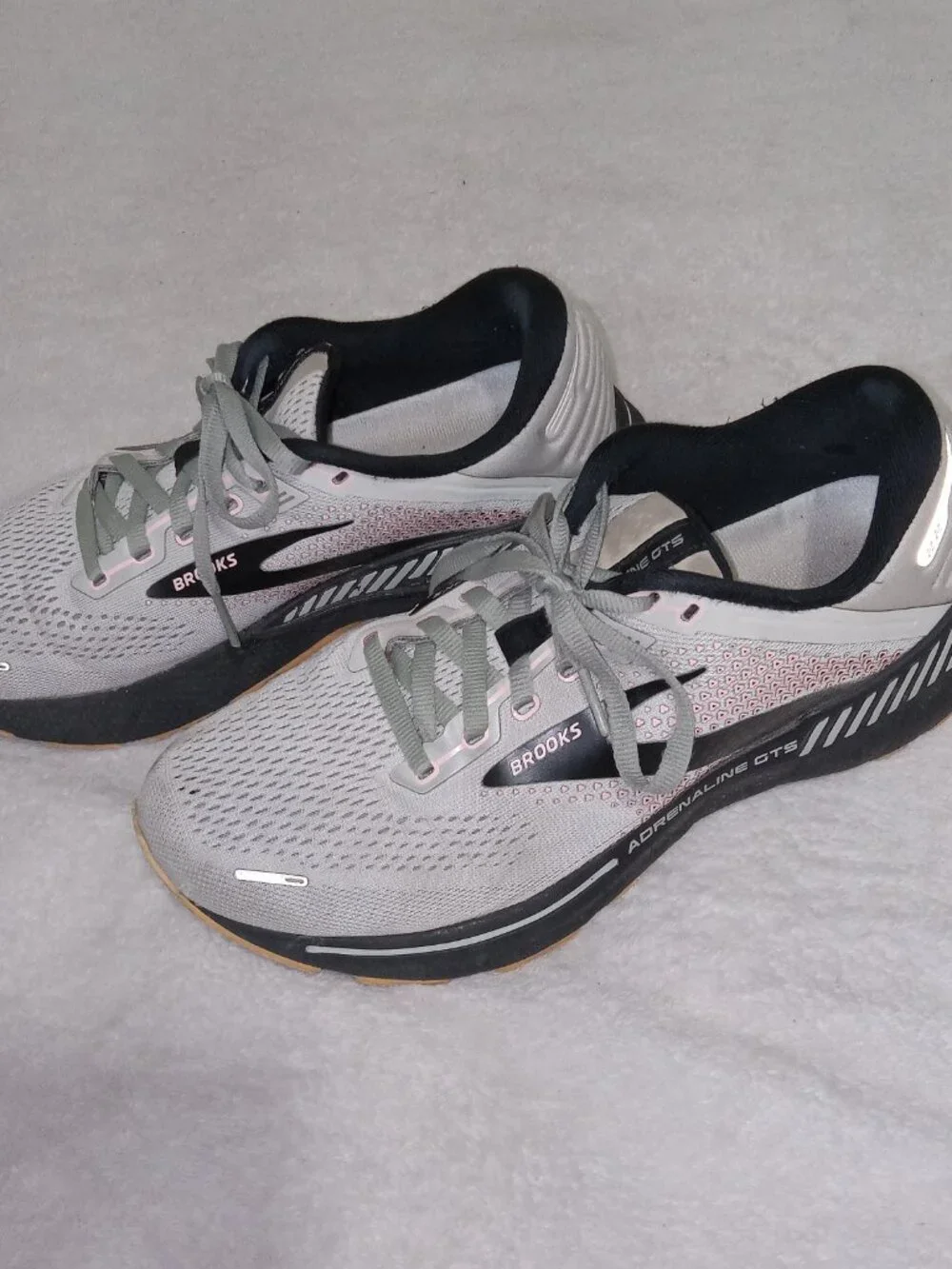 Brooks Adrenaline GTS 22 Women's Size 9 D (Wide) Running Shoes Gray Pink